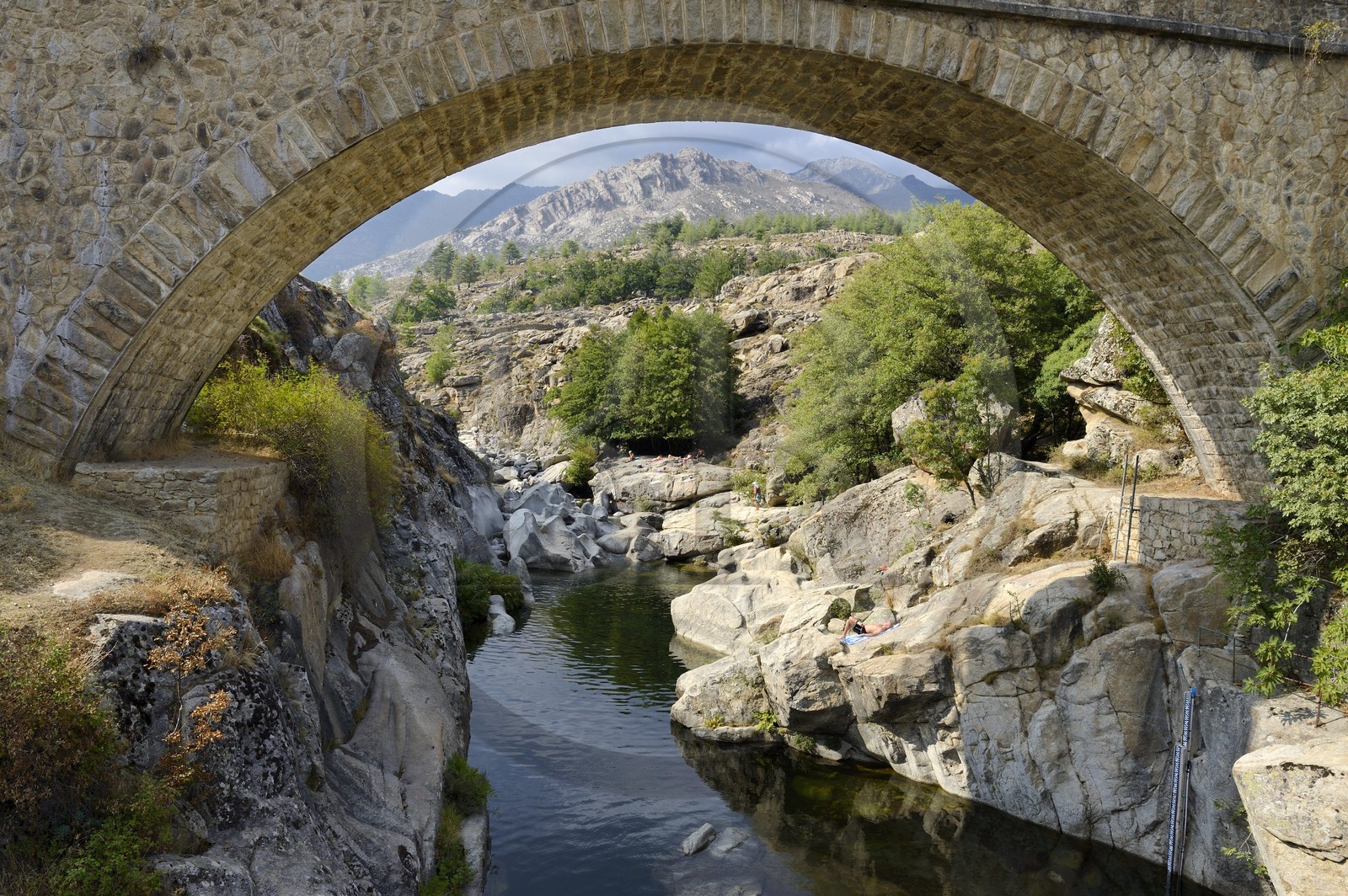 France, Haute-Corse (2B), région du Niolu (Niolo), baignades dans la rivière Golo aux alentours du pont génois Ponte Altu, le nouveau pont de la D84