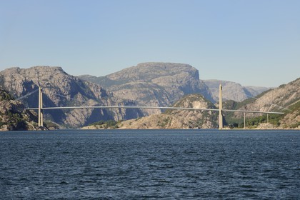 Norvège, Rogaland, pont surplombant l'entrée du Lysefjord, fjord de Lysebotn