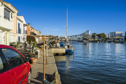 France, Hérault (34), Sète, quartier de la Pointe Courte, quartier de pecheurs sur les rives de l'étang de Thau, sortie du canal dans l'étang avec le pont ferroviaire en arrière plan