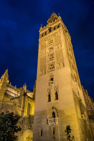 Espagne, Andalousie, Séville, quartier de Santa Cruz, la Giralda, ancien minaret almohade de la Grande Mosquée reconverti en clocher de la cathédrale, classé Patrimoine Mondial de l'UNESCO