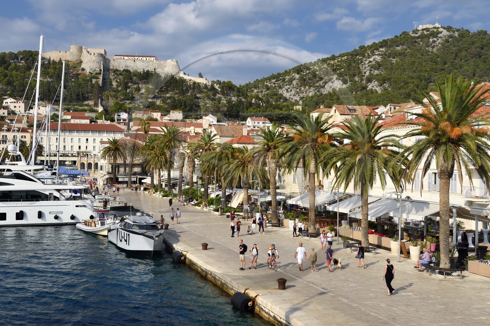 Croatie, Dalmatie, cote dalmate, Ile de Hvar, les quais de la ville de Hvar dominé par la Forteresse Espagnole