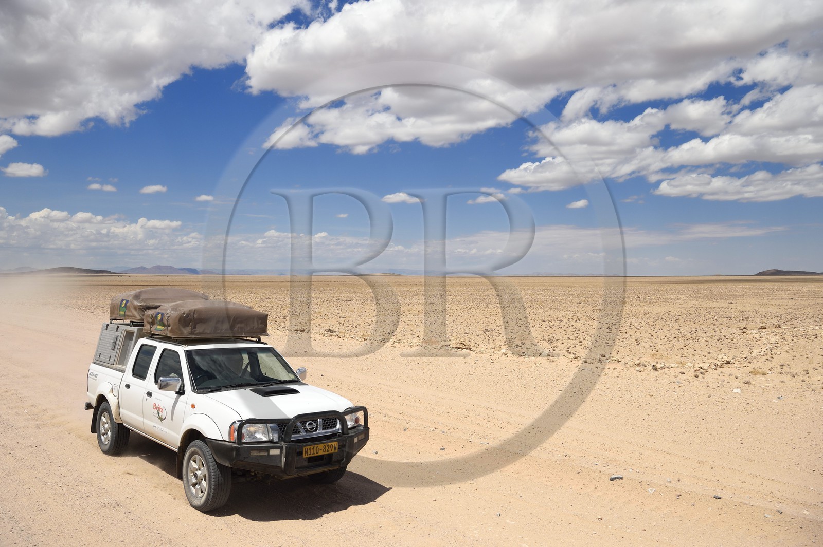 Namibie, région de Erongo, parc national Namib Naukluft, désert du Namib, 4x4 sur la piste C14