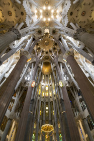 Espagne, Catalogne, Barcelone, quartier de l'Eixample, basilique de la Sagrada Familia de l'architecte du modernisme catalan Antoni Gaudi classée Patrimoine Mondial de l'UNESCO, le chœur, le ciborium, la coupole et la voute de la Nef en haut