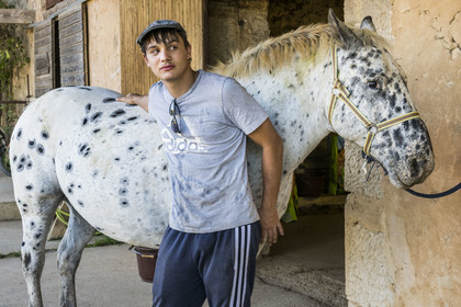 France, Hérault (34), les Causses et les Cévennes, paysage culturel de l'agro-pastoralisme méditerranéen inscrit au Patrimoine Mondial de l'UNESCO, La Vacquerie-et-Saint-Martin-de-Castries, le Mas de Cisco, Julian Amposta et son cheval Wapito