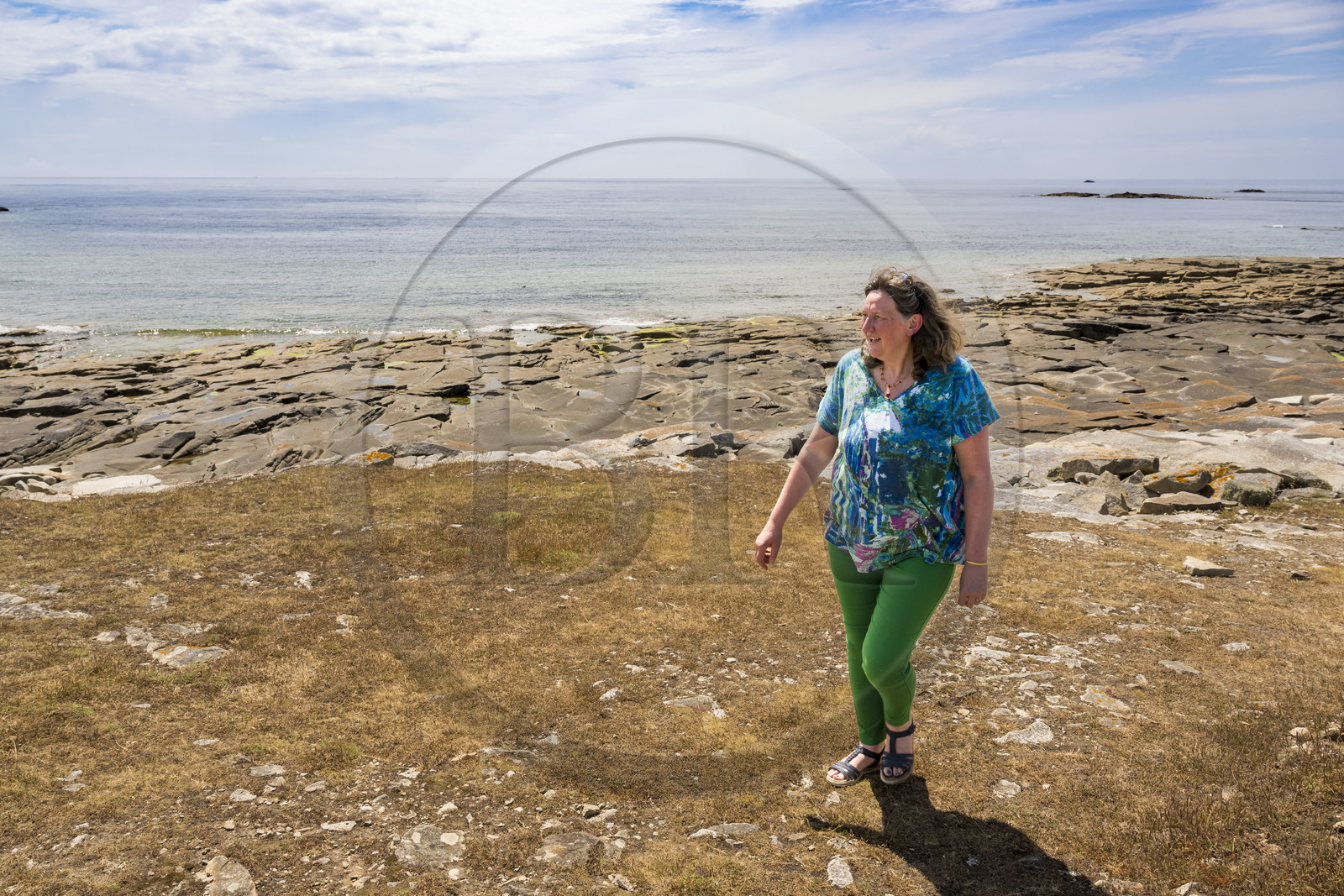 France, Finistère (29), Mer d'Iroise, Ile de Molène, Christine Demeure qui gère la seule épicerie de l'ile lors de sa promenade quotidienne sur la côte sauvage à l'Ouest, grève des Pierres Plates qui a servi de carrière