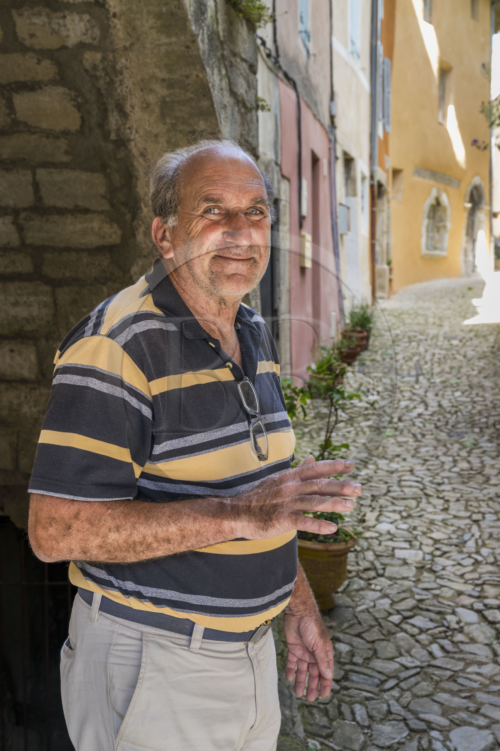 France, Drôme (26), parc naturel régional des Baronnies provençales, Montbrun-les-Bains, labellisé Les Plus Beaux Villages de France, Gérard Chappon, maire adjoint de la commune et historien amateur