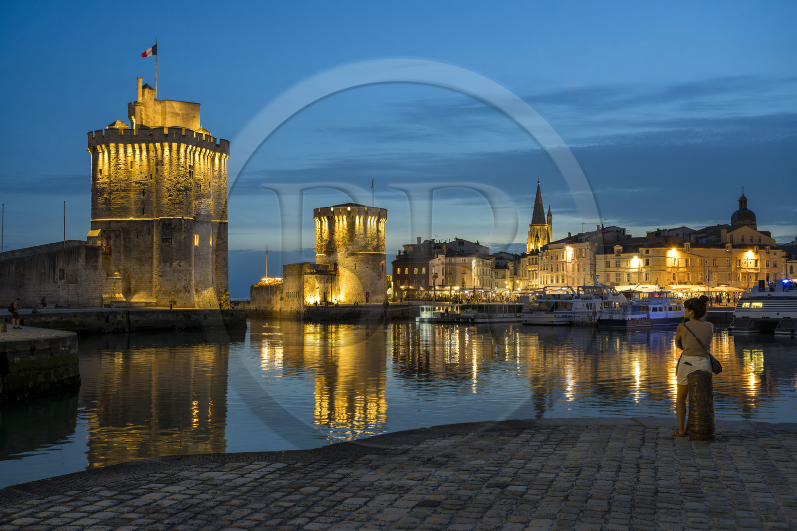 France, Charente-Maritime (17), La Rochelle, la Tour Saint-Nicolas à gauche et la Tour de la Chaîne à droite protègent l'entrée du Vieux Port, la tour de la Lanterne en arrière plan