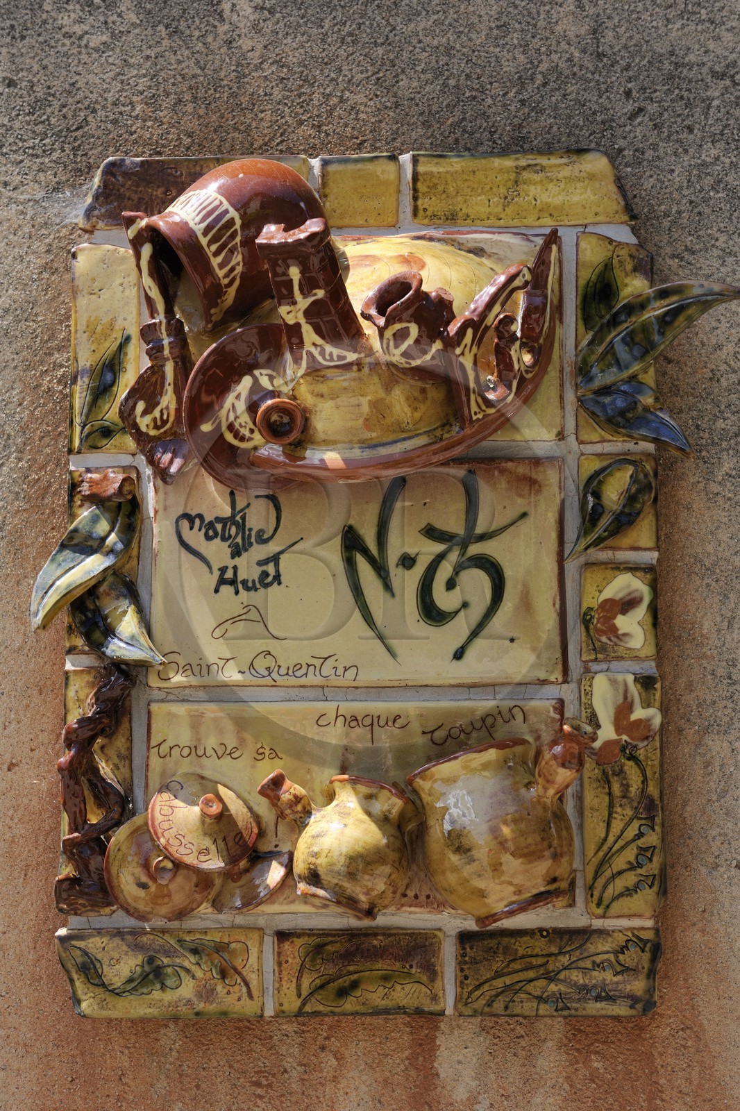 France, Gard (30), région du Pays d'Uzège, Saint-Quentin-la-Poterie, hommage à la poterie sur un mur