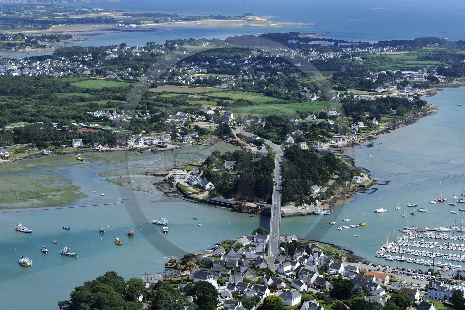 France, Morbihan (56), La Trinité-sur-Mer, le port et la rivière de Crac'h (vue aérienne)