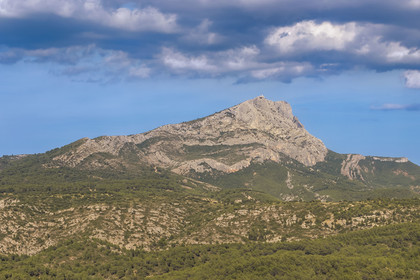 France, Bouches-du-Rhône (13), Aix en Provence, la montagne Sainte Victoire vue depuis le plateau de Bibemus (vue aérienne)