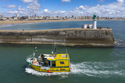 France, Vendée (85), Les-Sables-d'Olonne, la balise d'entrée du chenal au bout de la jetée des skippers classés de la course du Vendée Globe et bateau de pêche entrant dans le chenal d'accès aux ports (vue aérienne)