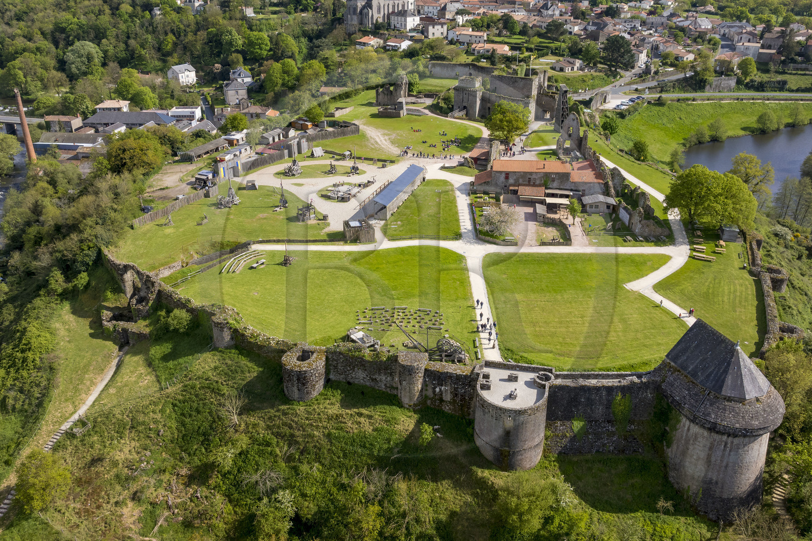 France, Vendée (85), Tiffauges, le chateau de Tiffauges,  ancien chateau fort en ruines où résida Gilles de Rais et spécialisé dans les machines de guerre médiévales (vue aérienne)