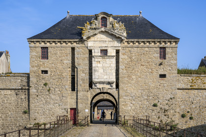 France, Morbihan (56), Port-Louis, la citadelle de Port-Louis remaniée par Vauban à l'entrée de la rade de Lorient, musée de la Compagnie des Indes, seconde porte d'entrée et pont d'accès
