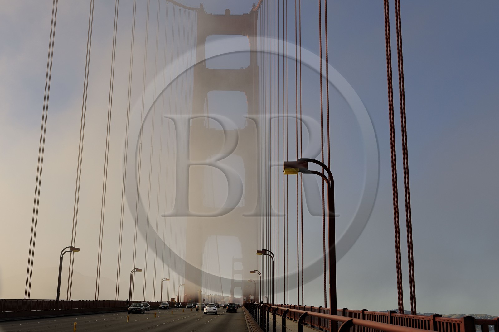 Etats-Unis, Californie, San Francisco, le pont du Golden Gate Bridge émergeant de la brume