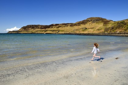 Royaume-Uni, Ecosse, Highland, Hébrides intérieures, Ile de Mull, jeune fille sur la plage de la Baie de Calgary