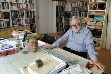 France, Paris (75), le paléontologue et paléoanthropologue Yves Coppens, professeur émérite au Collège de France, au bureau de son domicile parisien, avec la reproduction supposée du visage de Lucy