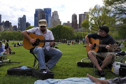 Etats-Unis, New York, Manhattan, Central Park, un dimanche sur le Sheep Meadow, rencontre d'un groupe d'ami musiciens