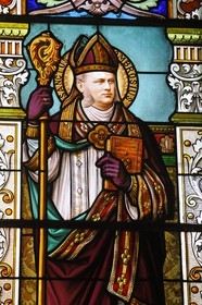 France, Vosges (88), Station thermale de Vittel, la chapelle Saint-Louis, saints qui sont représentés sur les vitraux sous les traits de membres de la famille Bouloumié