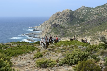 France, Haute Corse, Nebbio, Punta di l’Acciolu (Acciola), riders trekking in the Agriates Desert