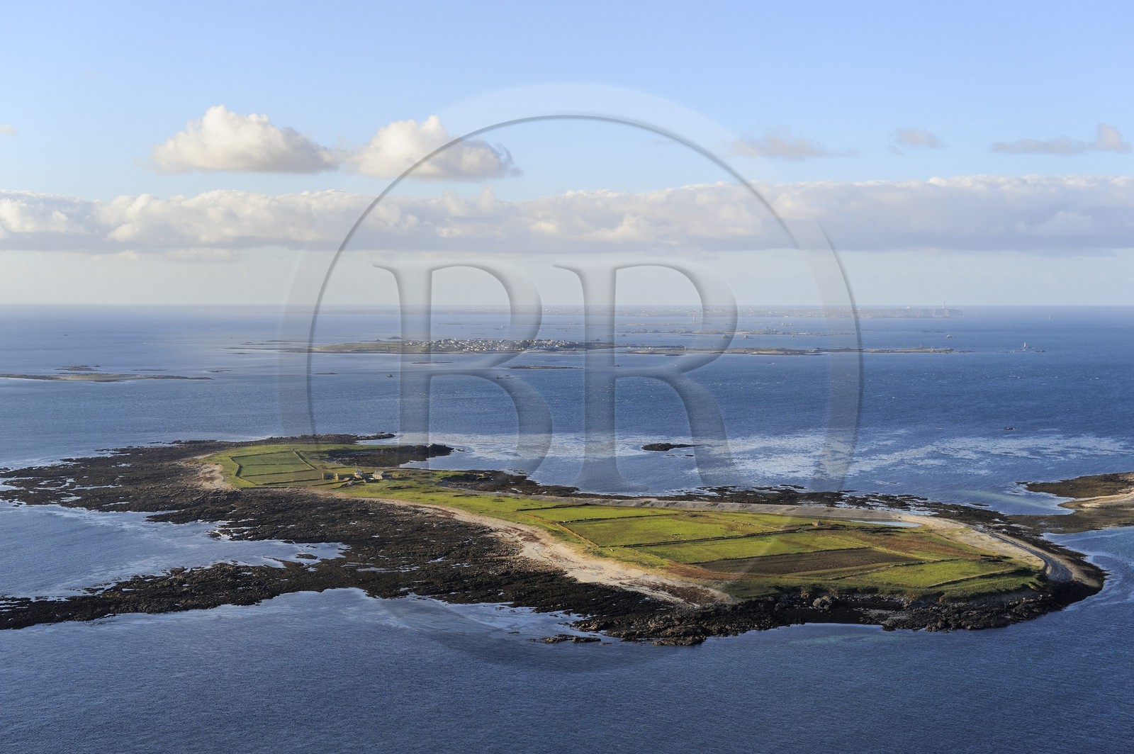 France, Finistère (29), parc naturel régional d'Armorique, mer d'Iroise, Ile de Quéménès dans l'Archipel de Molène, l'Ile de Molène et Ouessant en arrière plan (vue aérienne)