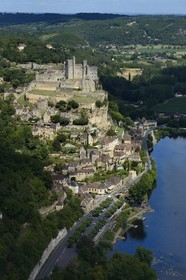 France, Dordogne (24), Périgord Noir, vallée de la Dordogne, Beynac-et-Cazenac, labellisé Les Plus Beaux Villages de France, château sur un éperon rocheux au dessus de la rivière Dordogne (vue aérienne)