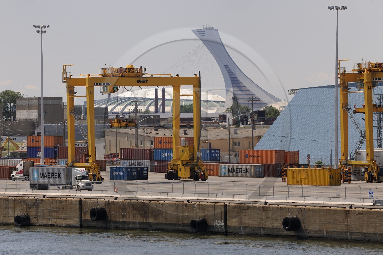 Canada, province de Québec, Montréal, le port de commerce sur le fleuve Saint-Laurent et la tour du stade olympique