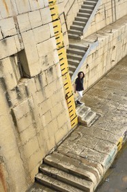 France, Var (83), Toulon, la base navale (Arsenal), darse Vauban, bassin de radoub dit petit bassin Vauban construit selon les plans de l'ingénieur Antoine Groignard, l'administrateur et conservateur du musée national de la Marine Cristina Baron