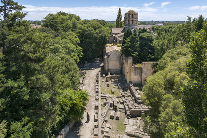 France, Bouches-du-Rhône (13), Arles, les Alyscamps, site classé Patrimoine Mondial de l'UNESCO, nécropole païenne puis chrétienne de l'époque romaine au Moyen Age comprenant de très nombreux sarcophages, et l'église Saint-Honorat des Alyscamps surmontée de sa lanterne des morts (vue aérienne)