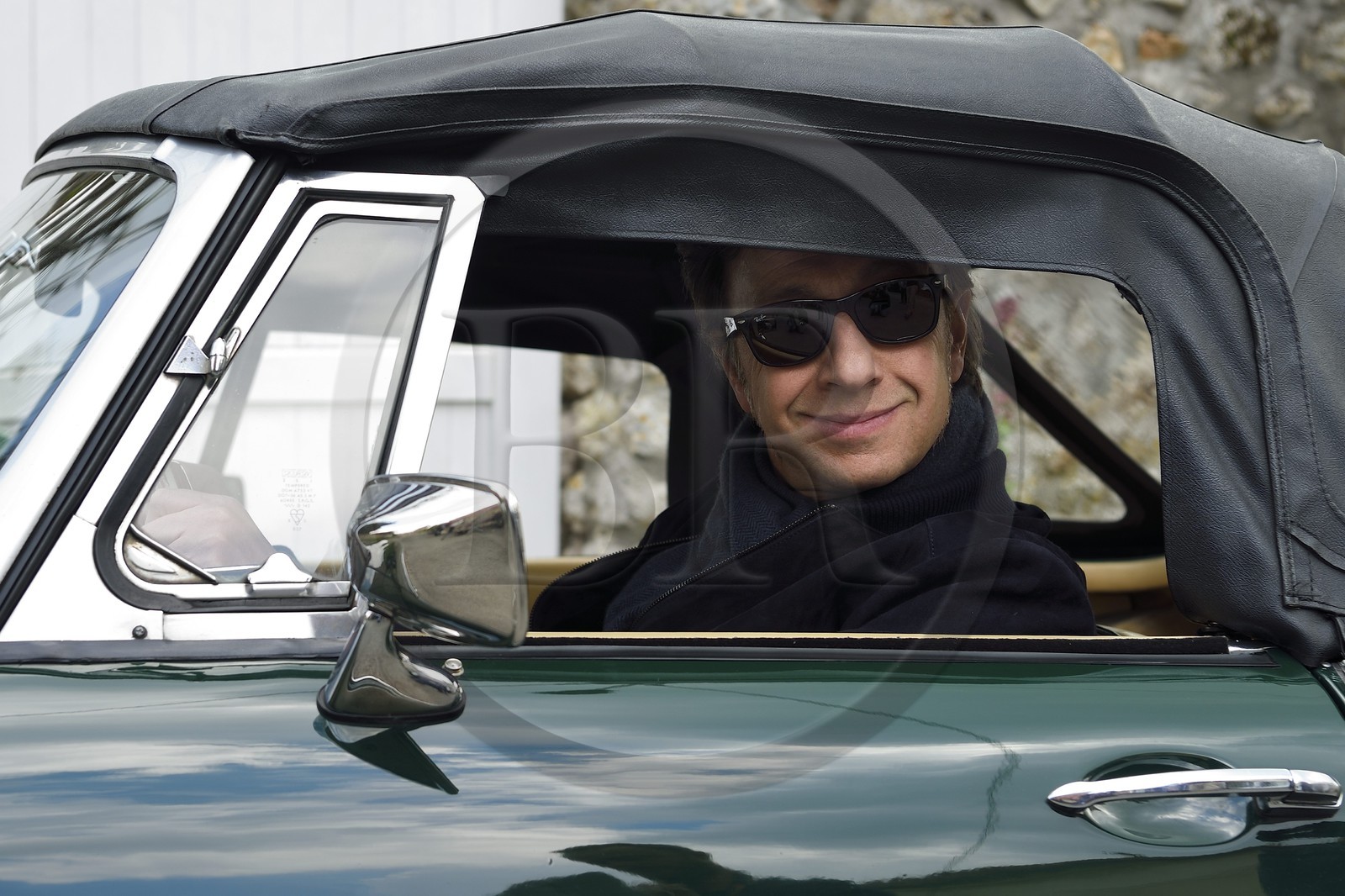 France, Yvelines (78), Montchauvet, tournage pour la télévision du Village Préféré des Français avec Stéphane Bern, Stéphane Bern au volant d'une MG cabriolet