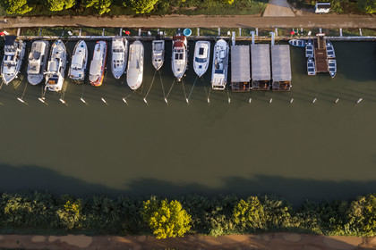 France, Gard (30), la Petite Camargue, Vauvert, le port de Gallician sur le canal du Rhône à Sète au petit matin (vue aérienne)