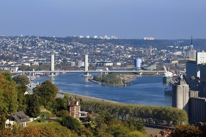 France, Seine-Maritime (76), Rouen, le pont levant Gustave Flaubert sur la Seine et le port