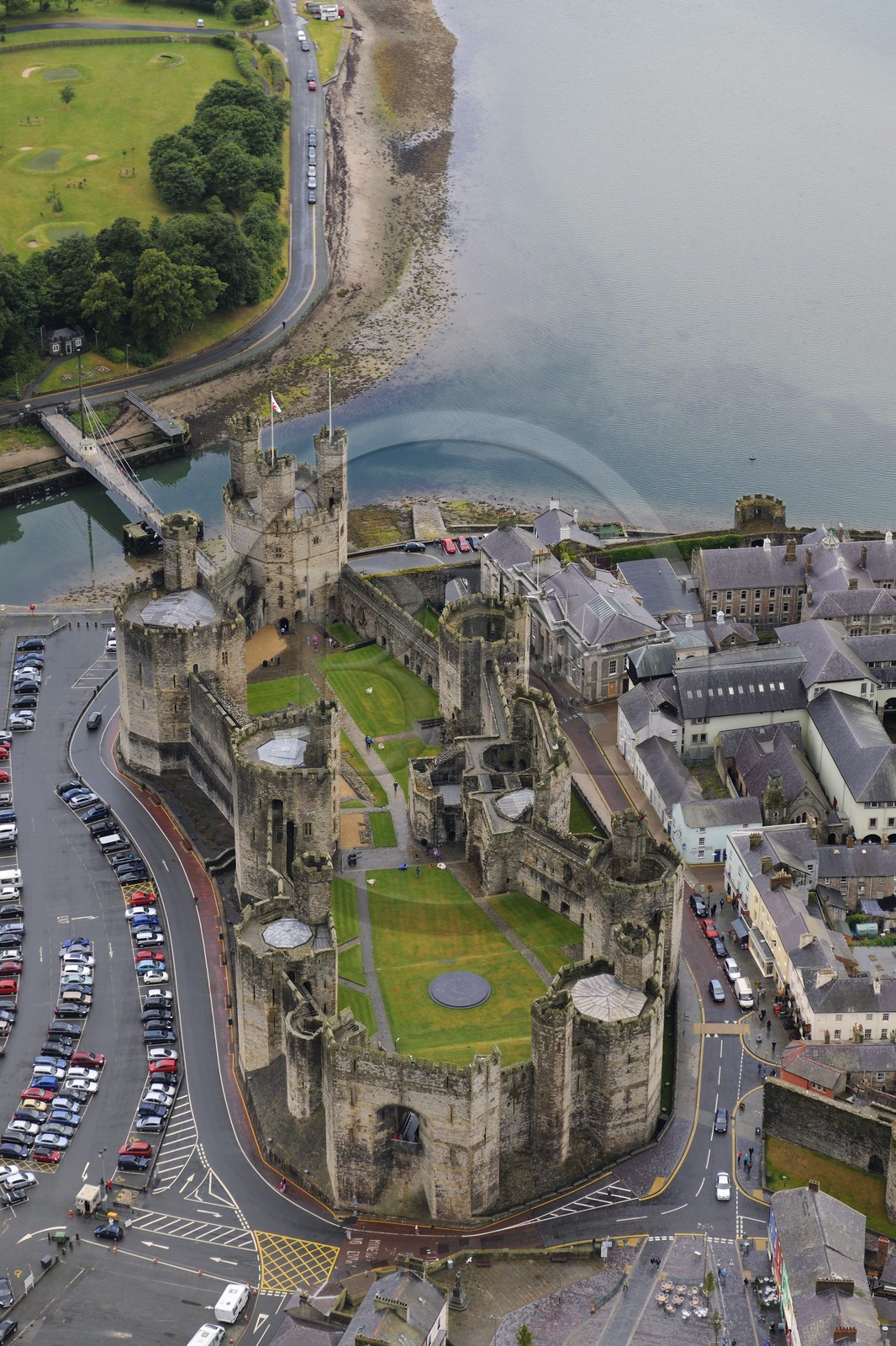Royaume-Uni, Angleterre, Pays de Galles, Caernarfon, château-fort du XIIIème siècle construit par Edouard Ier d'Angleterre (vue aérienne)