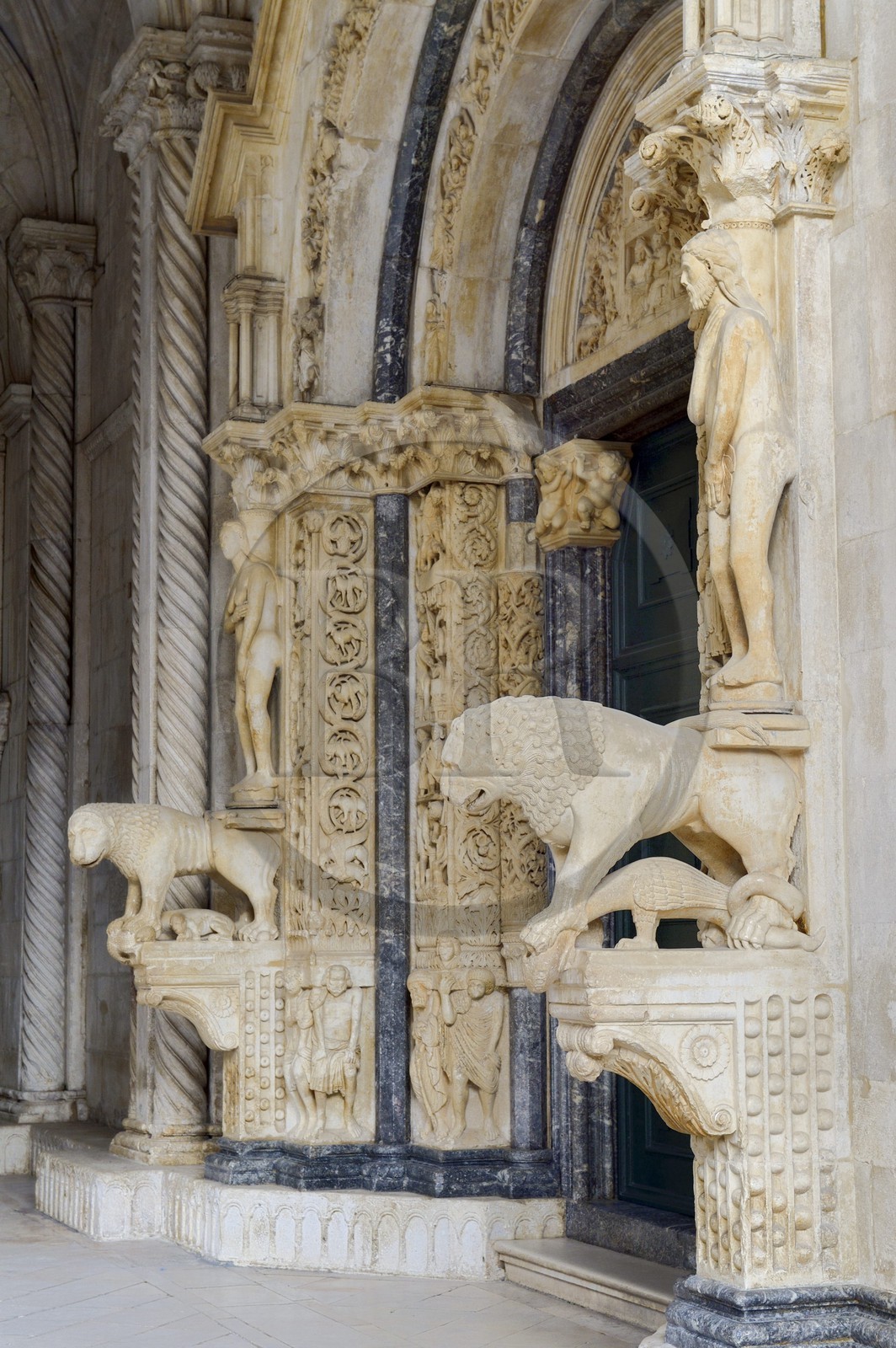 Croatie, Dalmatie, côte dalmate, Trogir, centre historique classé Patrimoine Mondial de l'UNESCO, portail occidental, joyau du sanctuaire, sculpté à partir de 1240 de la Cathédrale Saint Laurent de Trogir, sculpture d'Adam et d'Eve
