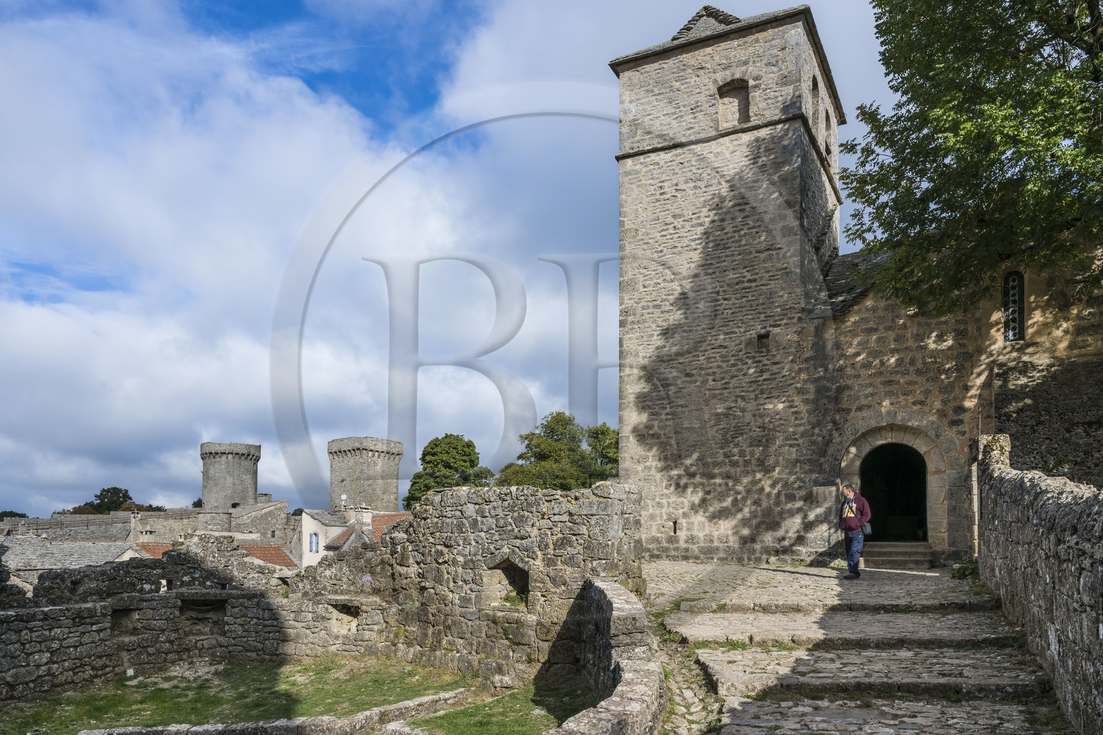 France, Aveyron (12), Causses et les Cévennes, paysage culturel de l'agro-pastoralisme méditerranéen, classés Patrimoine Mondial de l'UNESCO, La Couvertoirade, labellisé Les Plus Beaux Villages de France, village fortifié sur le plateau du Larzac, l'église Saint-Christol