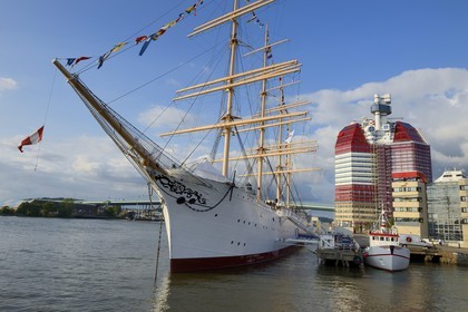 Sweden, Västra Götaland, Göteborg (Gothenburg), the skyscraper Götheborgs-Utkiken and the sailing boat Viking on the Lilla bommens hamm docks
