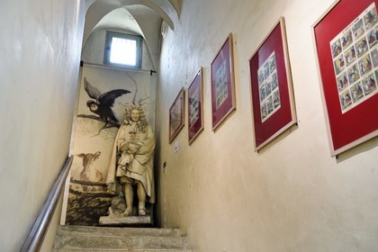 France, Aisne (02), Château-Thierry, Musée Jean de La Fontaine - Ville de Chateau-Thierry dans la maison natale du poète, statue (platre XIXème siècle) de Jean de La Fontaine par le sculpteur Gabriel Seurre dans le grand escalier
