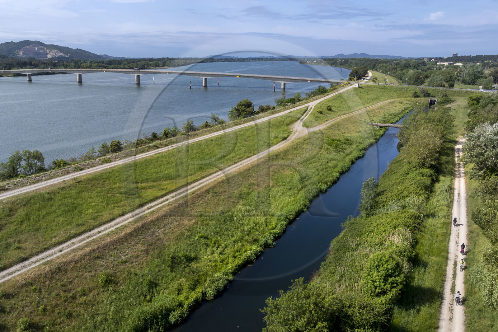 France (30), Gard, Aramon, cyclistes sur la véloroute ViaRhona et le pont d'Aramon sur le Rhone en arrière plan (vue aérienne)
