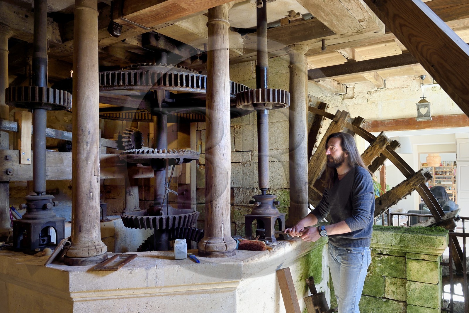 France, Charente (16), Bassac, moulin de Bassac, Cyprien Aoutin y fabrique farine, pains et pates à l’ancienne