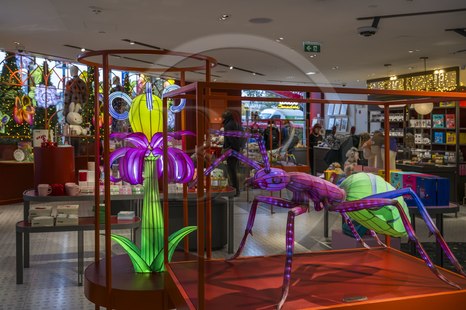 France, Paris (75), le grand magasin de La Samaritaine pendant les fêtes de Noël, réalisations de Thoiry Lumières Sauvages dans le magasin