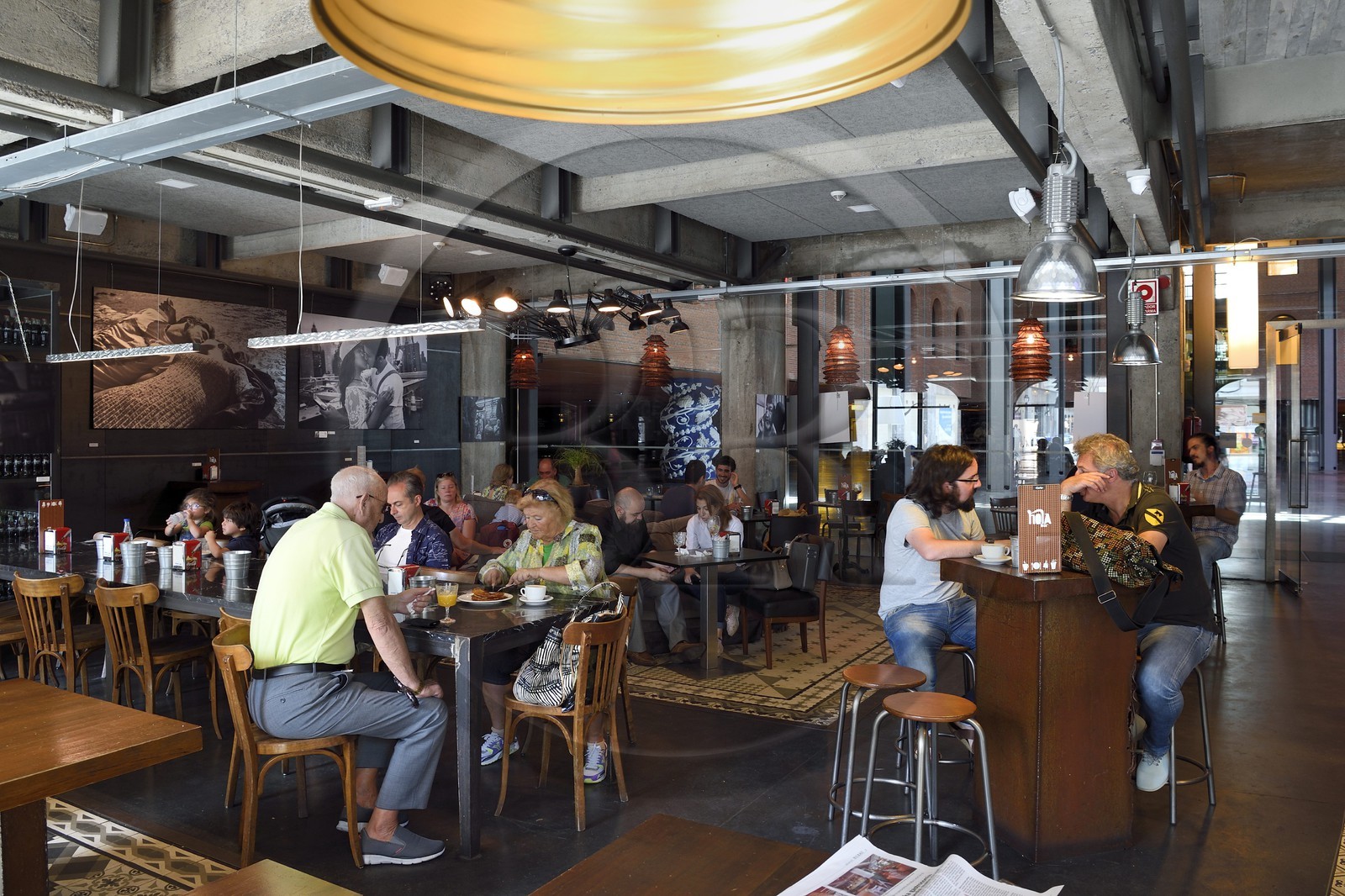 Espagne, Pays basque espagnol, Biscaye, Bilbao, Azkuna Zentroa, ancien entrepot vinicole municipal Alhóndiga datant de 1909 entierement restructuré par Philippe Starck pour accueillir un centre culturel et de loisirs