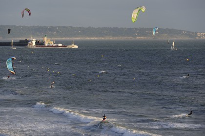 France, Seine-Maritime (76), Le Havre, kitesurfing sur la grande plage devant l'entrée du port