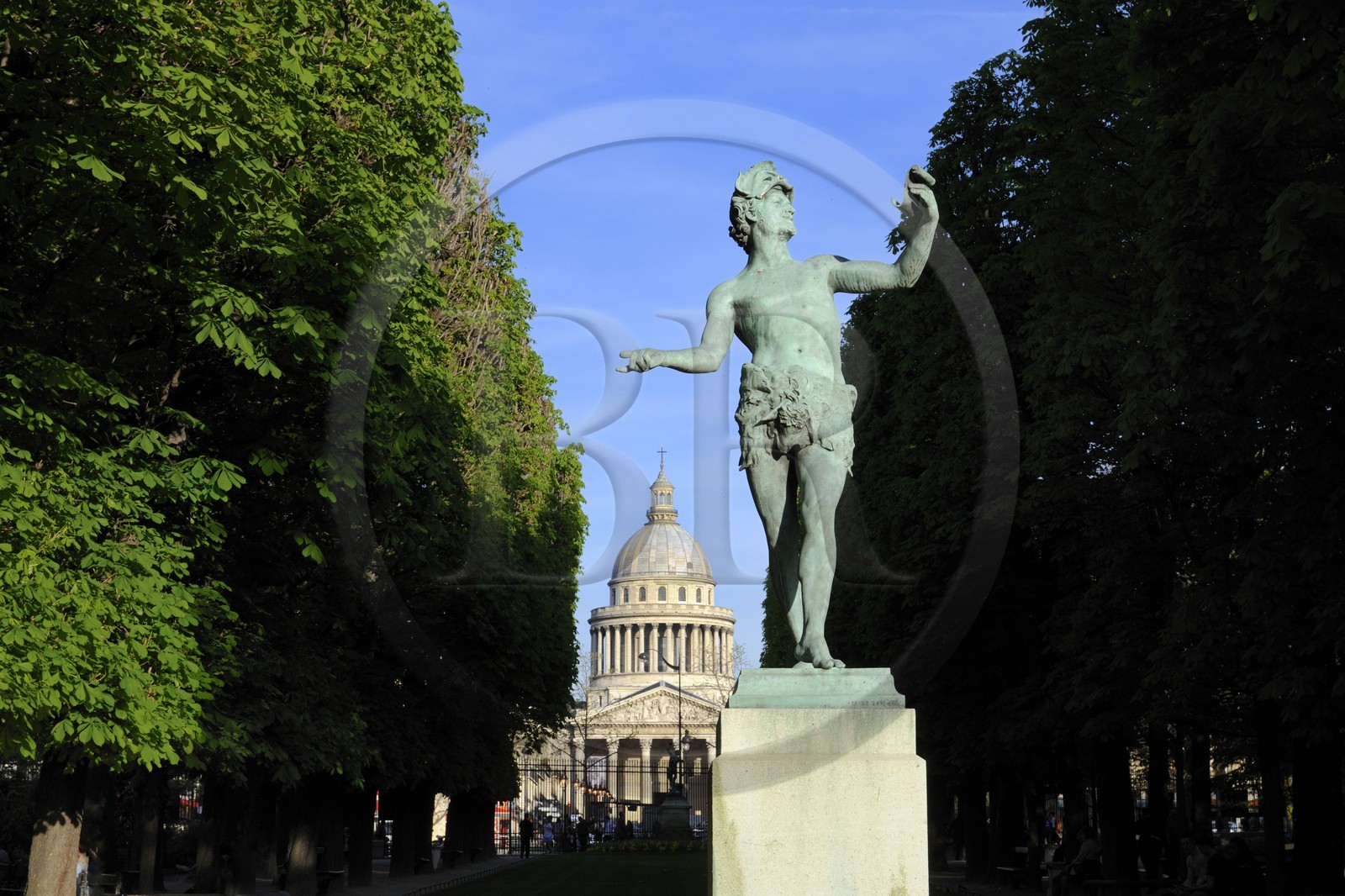 France, Paris (75), l' Acteur Grec par Charles-Arthur Bourgeois au Jardin du Luxembourg avec le Panthéon en arrière-plan