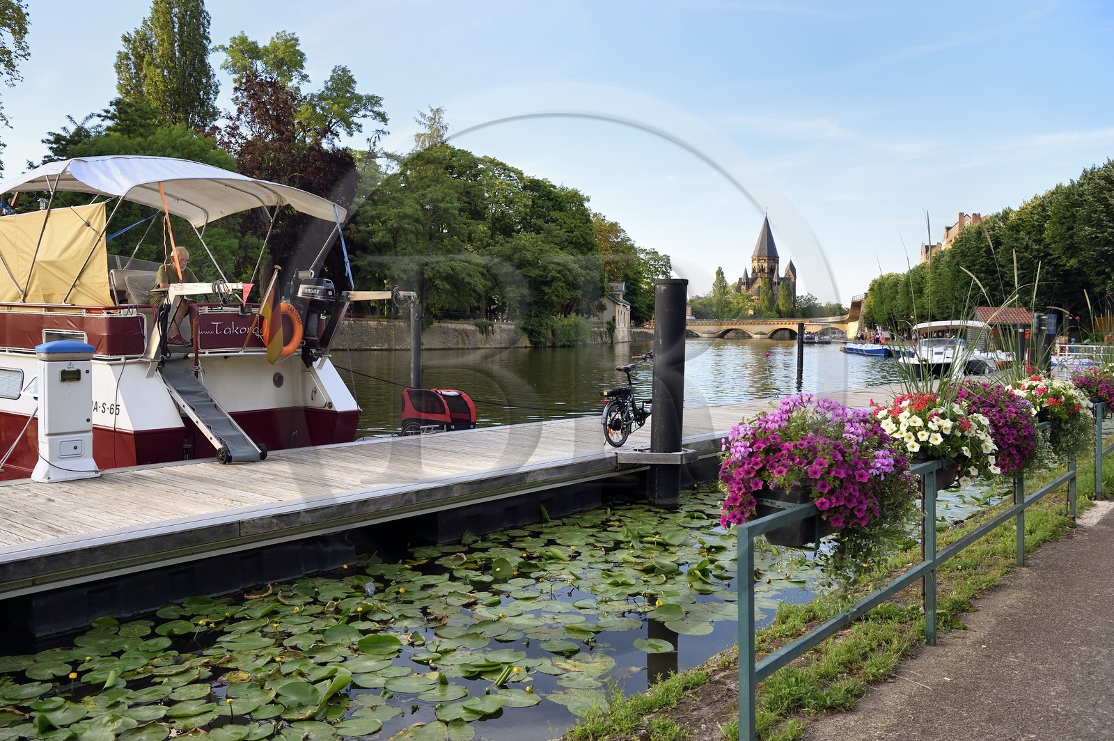 France, Moselle (57), Metz, le jardin des Régates, petit port de plaisance fluvial sur la Moselle et le temple neuf ou église des allemands de culte protestant reformé en arrière plan