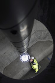 France, entre Calvados (14) et Seine-Maritime (76), le Pont de Normandie, ouverture dans le pylone pour laisser passer un hauban qui soutient le pont, Julien Bérard des services techniques de la CCI Seine Estuaire