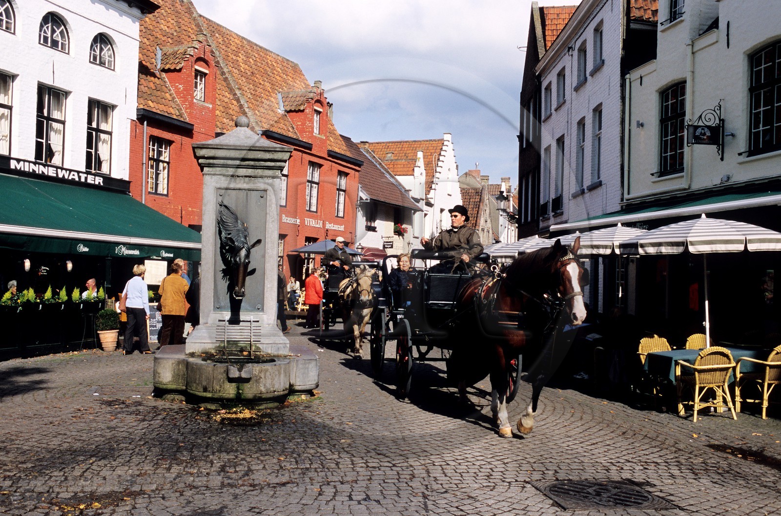 Belgique, Flandre-Occidentale, Bruges (Brugge), calèche sur le Wiingaard-plein