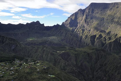 France, Ile de la Reunion, le cirque de Mafate, classé Patrimoine Mondial de l'UNESCO, petit village isolé (Ilet) de La Nouvelle accessible seulement à pied ou par hélicoptère (vue aérienne)