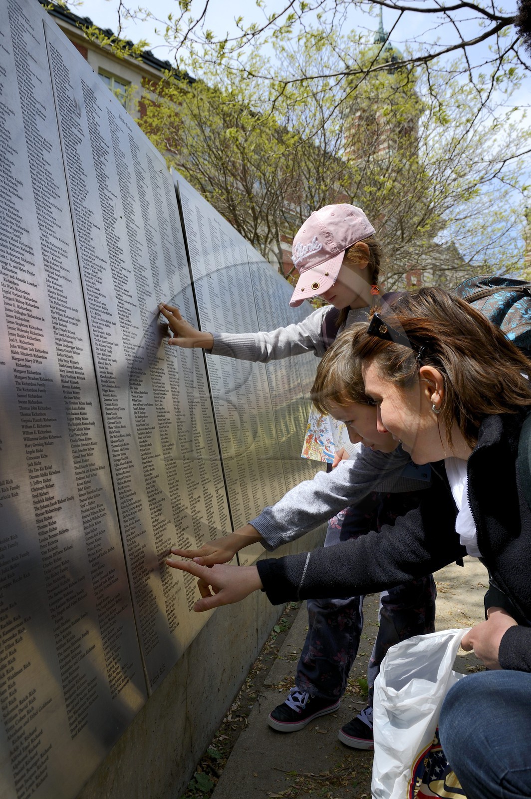 Etats-Unis, New York, Ellis Island, musée national de l'histoire de l'Immigration, mur d'honneur comportant les noms d'immigrants passés par le centre de réception des immigrés