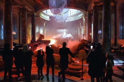 Royaume-Uni, Hertfordshire, Leavesden, Leavesden Film Studios, Harry Potter Studio Tour London, les coulisses du tournage des 8 films de Harry Potter, le dragon Pansedefer ukrainien cracheur de feu dans les ruines de Gringotts, la banque des sorciers