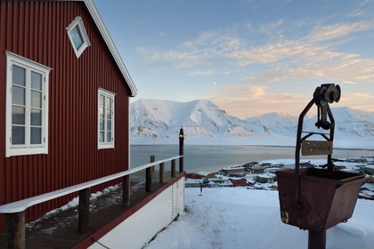 Norvège, Svalbard, Spitzberg, Longyearbyen, taubanelageret et vue sur le fjord