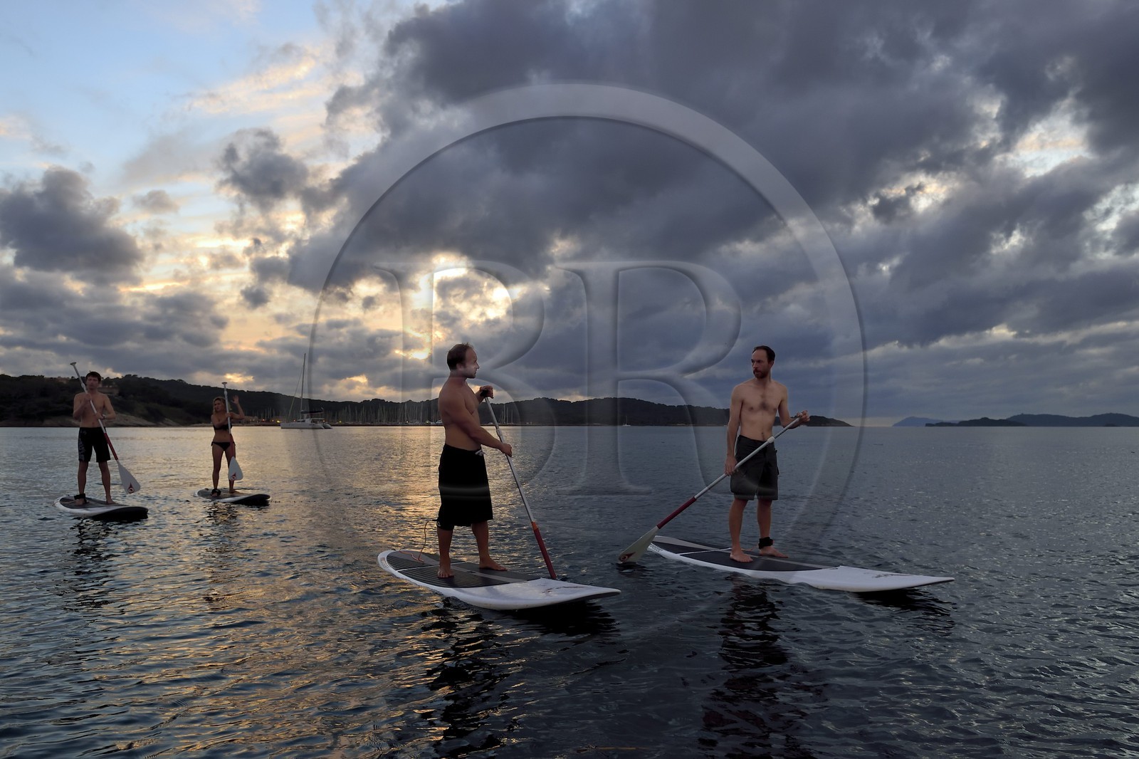 France, Var (83), Iles d'Hyères, parc national de Port Cros, Ile de Porquerolles, stand-up paddle au large de la plage de la Courtade guidés par Alexandre Bernd